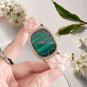 Montre à quartz pour homme avec boîtier en alliage de 40 mm, bracelet en silicone, design de dessin animé, cadran en verre - Product Image 3