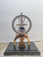 Horloge squelette à pendule avec cadran lunaire en porcelaine astro antique, grand cadran, dorée à l'or 24 carats, avec chaîne fusee et base standard