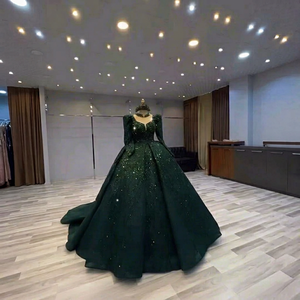 Robe de bal vert émeraude perlée et pailletée, col cœur, manches bouffantes, longueur ras du sol, style moderne, fermeture éclair au dos, éco-responsable - Product Image 1