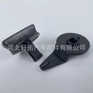 Bouton triangulaire d'avertissement Volkswagen Audi 1J0867467 en plastique noir pour le revêtement du coffre - Product Image 3