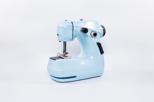 Vof FHSM-211จักรเย็บผ้าแบบเข็มเดี่ยวไฟฟ้าข<span class=keywords><strong>น</strong></span>าดเล็กที่ใช้ในบ้านเคสแบตเตอรี่มอเตอร์พลาสติกเตียงแบนสำหรับเครื่องจักรเครื่อง<span class=keywords><strong>น</strong></span>ุ่งห่ม - Product Image 4