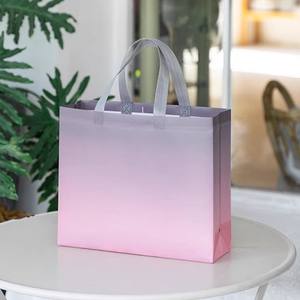 Bolsa de Compras Ecológica Reciclada Personalizada, Bolsa No Tejida Plateada Metálica con Laminación Dorada - Product Image 4