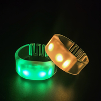 Bracelets de fête à LED télécommandés DMX avec logo personnalisé Bracelet lumineux à LED de concert RFID Bracelet en silicone à LED clignotante