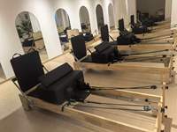 Machine de Pilates pliable en bois de chêne avec design compact pour l'exercice à domicile