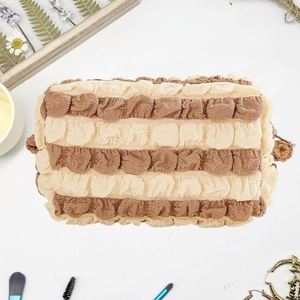 Pochette de voyage en coton écologique fraîche et personnalisée pour femme, idéale pour mariage ou demoiselle d'honneur, avec fermeture éclair rayée et grande capacité - Product Image 3
