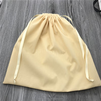 Sac d'emballage cadeau d'anime de jeu de velours suédé souple avec logo personnalisé, pochette à poussière périphérique en velours d'anime Logo en relief