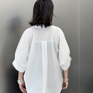 เสื้อเชิ้ตแขนสั้นคอวีทรงหลวมแบบจีบไม่สม่ำเสมอ Bettergirl คอลเลคชั่นฤดูร้อน 2025 - Product Image 3