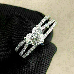 Anello da Donna a Quattro Punte con Cuore, Design Minimalista di Tendenza, Gioiello da Dito Impilabile per Ogni Occasione, Regalo Perfetto - Product Image 1