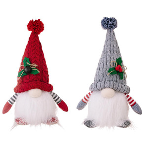 Ensemble de gnomes de Noël en peluche douce et adorable avec détails boutonnés et accents de houx, idéal pour offrir en cadeau de Noël et pour la décoration intérieure hivernale - Product Image 5