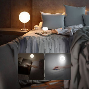 ضوء ليلي لاسلكي قابل لإعادة الشحن عبر USB مع مستشعر حركة LED وغطاء أبيض بتصميم عصري للاستخدام في غرف النوم السكنية - Product Image 6