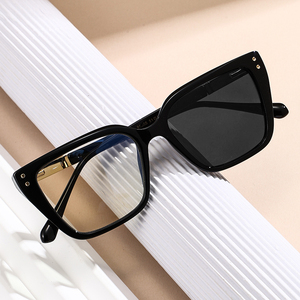 KAJILA Vente en gros de lunettes de soleil fantaisie à la mode avec logo personnalisé, lunettes de soleil photochromiques anti-lumière bleue UV400 pour femmes - Product Image 2