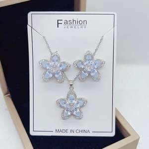 Nouvelle mode en acier inoxydable plaqué or 18 carats avec zircon en forme de fleur collier boucles d'oreilles parure de bijoux pour femmes - Product Image 2