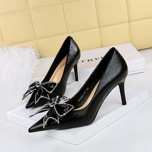 Escarpins à talons aiguilles de <span class=keywords><strong>7</strong></span> <span class=keywords><strong>cm</strong></span> pour femmes, confortables, pour le bureau, argentés, à bout pointu, avec nœud en strass, pour l'été, l'automne, les fêtes et les banquets - Product Image 5