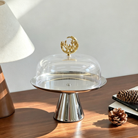 Support à gâteau élégant et écologique en acier inoxydable de luxe avec couvercle en acrylique transparent et bouton sculpté doré pour la présentation de desserts