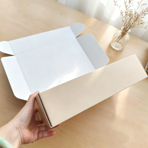 กล่องไปรษณีย์กระดาษแข็งสีเบจปรับแต่งได้พร้อมโลโก้ฟอยล์สีทอง กล่องขนส่งแบบพับได้สำหรับเสื้อผ้า เครื่องสำอาง และของขวัญ - Product Image 1