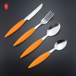 Offre Spéciale : Ensemble de Couverts Contemporains et Créatifs avec Manche en Plastique PP, Couverts en Acier Inoxydable, Lot de 4 Pièces - Product Image 4