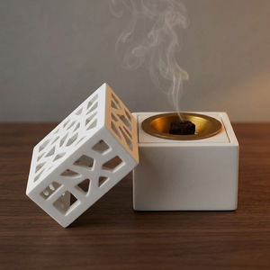 Brûleur d'encens en bois blanc en forme de cube avec insert doré, diffuseur d'aromathérapie, design de couvercle géométrique, décoration pour la maison, parfum d'intérieur, Ramadan, Eid. - Product Image 1