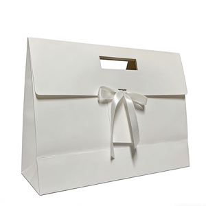 Sacs cadeaux en papier pliés avec logo personnalisé, sacs cadeaux de luxe avec ruban, sacs en papier pour emballage - Product Image 1