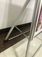 Présentoir d'affiches en aluminium double face Panneau de trottoir pliable pour promotion extérieure Panneau d'affichage extérieur pliable a