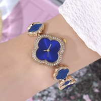 Montre pour étudiante transfrontalière, style Instagram, avec accents trèfle à quatre feuilles et diamants, cadran petit, en alliage, mouvement à quartz, pour les loisirs