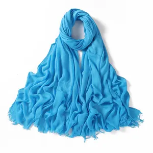 Bufanda de algodón arrugada con diseño de flecos para mujer, accesorios de moda, color sólido, 100% rayón, Invierno