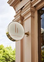 Enseigne publicitaire lumineuse LED double face en acrylique et acier inoxydable, étanche, personnalisée pour l'extérieur, pour la vitrine de magasin et la promotion de la marque