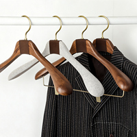 Cintre de luxe LINDON en bois de noyer pour costumes et manteaux, avec épaules larges et design enveloppé de cuir