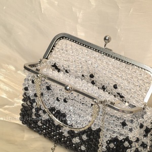Pochette Elegante <span class=keywords><strong>Bianca</strong></span> <span class=keywords><strong>e</strong></span> <span class=keywords><strong>Nera</strong></span> - Borsa a Tracolla con Perline Fatta a Mano, <span class=keywords><strong>Clutch</strong></span> da Sera per Signora - Product Image 6