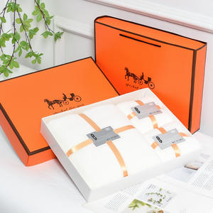 Serviettes et serviettes de bain absorbantes brodées de couleur unie, personnalisables. Ils sont livrés dans des boîtes cadeaux pour un usage domestique et comme cadeaux - Product Image 2