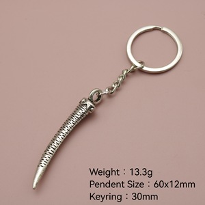 Porte-clés en corne courbée <span class=keywords><strong>à</strong></span> nervures, en alliage de <span class=keywords><strong>zinc</strong></span> argenté antique, accessoire en forme de griffe courbée pour la décoration de sacs <span class=keywords><strong>à</strong></span> dos gothiques - Product Image 2