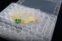 Ensemble organisateur en plastique. Peut être utilisé pour l'huile de poisson, les bijoux, les engins de pêche, les vitamines, le matériel de pêche, les petits organisateurs d'engins.