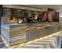 Comptoir de bar LED incurvé de luxe en surface solide avec design moderne pour hôtel, supermarché, hôpital