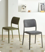 Chaise en plastique empilable moderne et confortable pour l'intérieur et l'extérieur, avec coussin intégral et pieds en métal, pour la maison, la salle à manger