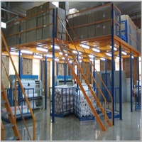 Plateforme industrielle en acier avec escalier et garde-corps pour entrepôt et bureau – Optimisation de l'espace