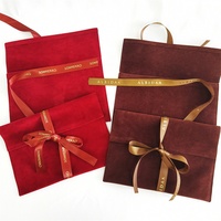 Pochette à rabat en suède personnalisée BSCI pour bijoux et maquillage, sac cadeau en velours avec ruban, pochette pour montre
