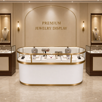 Vitrine de présentation de bijoux incurvée, minimaliste, dorée, couleur personnalisable, en métal et verre, pour magasin de luxe, centre commercial, vente en gros