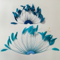 Plumes de coq rayées turquoise en demi-éventails avec perles pour la confection de costumes d'Halloween, chapeaux, bandeaux et articles de chapellerie