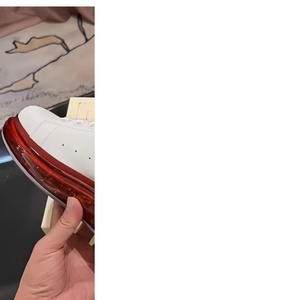 Sneakers de luxe en cuir blanc avec talon rouge vin et coussin d'air, chaussures décontractées à semelle rouge transparente augmentant la taille - Product Image 1
