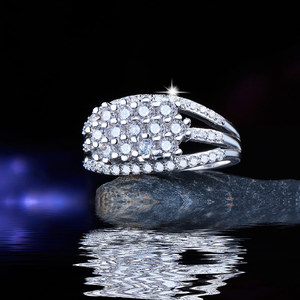 Anello da Donna a Tre File con Taglio Rotondo Scintillante, Elegante Gioiello Regolabile in Lega, Stile Moderno - Product Image 5