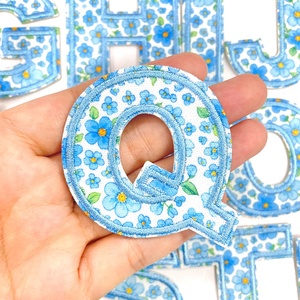 แผ่นปะติดตัวอักษรลาย<span class=keywords><strong>ดอกไม้</strong></span>แบบกำหนดเอง สีชมพู สีฟ้า ตัวอักษร A-Z ป้ายชื่อผ้าปักลายดอกไม้ สำหรับตกแต่งเสื้อแจ็คเก็ตยีนส์ กระเป๋าเป้ - Product Image 5