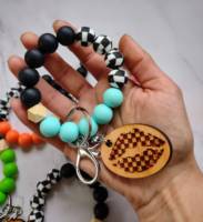 Bracelet en perles de Silicone à thème de course avec breloque en bois massif, bracelet drapeau à carreaux avec porte-clés en bois gravé