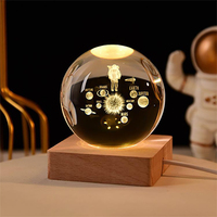 Lampe boule de cristal 3D Saturne 2025 en gros, veilleuse LED boule de cristal avec base en bois pour la décoration intérieure et les cadeaux