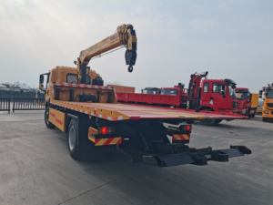 Camion <span class=keywords><strong>de</strong></span> dépannage Howo 4x2 avec grue <span class=keywords><strong>de</strong></span> 6,3 tonnes et plateau à benne basculante, <span class=keywords><strong>en</strong></span> promotion - Product Image 4