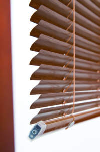 Offre spéciale, stores vénitiens électriques/manuels/sans fil en faux bois en vinyle pour fenêtre, stores vénitiens en PVC pour fenêtres - Product Image 3