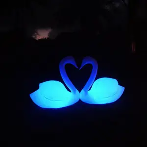 PO LED Landschafts dekoration Kunststoff beleuchteter Schwan für Hochzeits dekoration im Freien