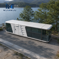 Maison conteneur en acier moderne et futuriste, capsule spatiale mobile avec vue panoramique pour usage hôtelier