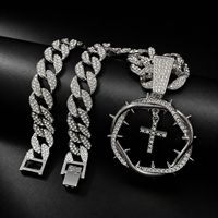 Collier tendance en forme d'épingle avec pendentif croix entièrement orné de strass, en alliage de zinc, chaîne à maillons, style hip-hop, pour fêtes et usage quotidien, vente en gros