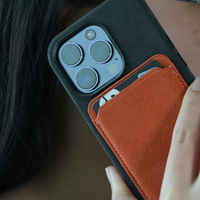 Étui de téléphone en cuir artificiel personnalisé 2025 avec support magnétique pour charge sans fil et marquage à chaud pour 14/15/16 Pro