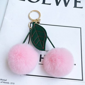 Nouveau design 2026 : Porte-clés créatif en peluche douce en forme de cerise, breloque de sac, pendentif pour cartable, cadeau promotionnel en gros - Product Image 3
