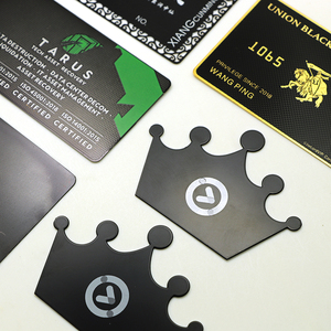 Tarjeta de Membresía de Metal Negro con Logotipo Personalizado en Forma de Corona para Regalo Empresarial - Product Image 1